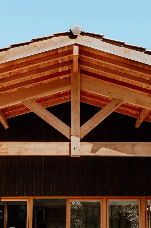Finition esthétique et habillage de toiture en bois par Lan Ederra