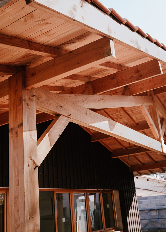 Rénovation d'une charpente traditionnelle en bois à Gujan