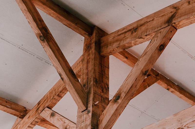 Rénovation d'une charpente traditionnelle en bois à Gujan