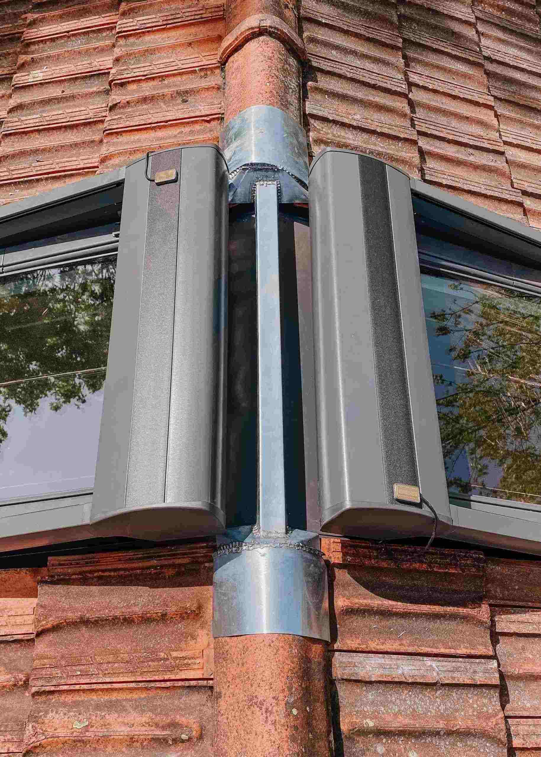 Pose d'un Velux lors de la rénovation d'une charpente en bois à Bordeaux